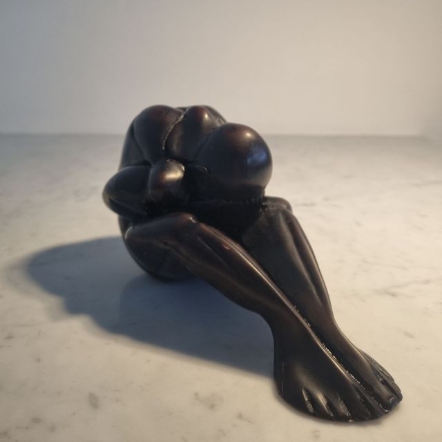 Statuina uomo riflessione