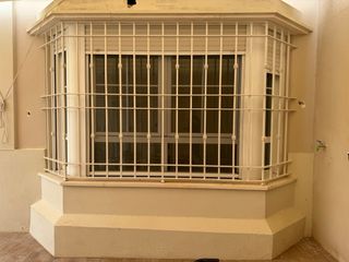 Ventana con persiana y reja