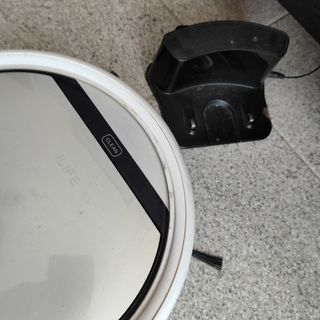 Robot aspirapolvere per pavimenti