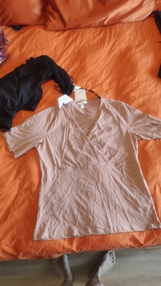 Camiseta manga corta lactancia en beige.