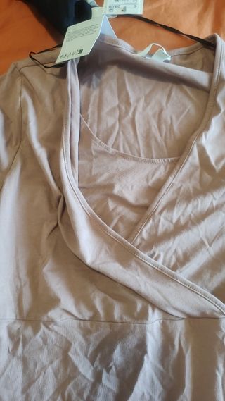 Camiseta manga corta lactancia en beige.