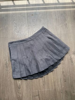 Falda gris plisada / Amazon