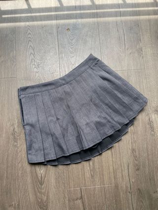 Falda gris plisada / Amazon