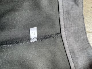 Falda gris plisada / Amazon