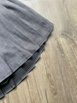 Falda gris plisada / Amazon