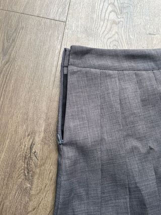 Falda gris plisada / Amazon