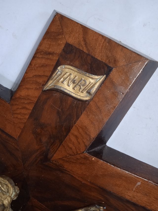 Crucifijo antiguo de madera y metal