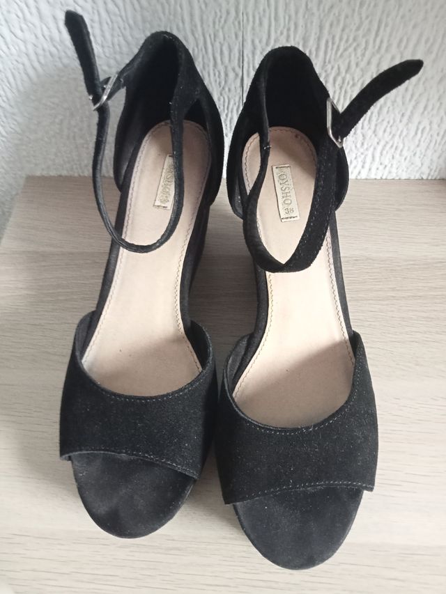 Tacones zapatos negros