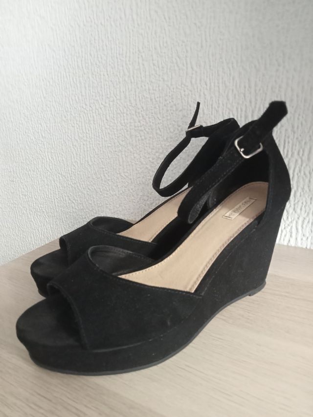 Tacones zapatos negros