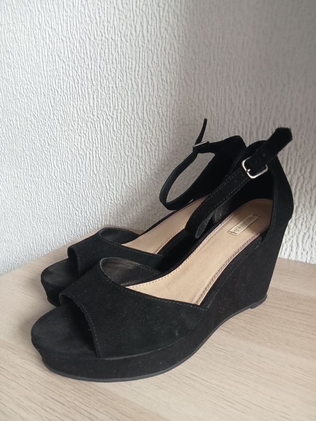 Tacones zapatos negros