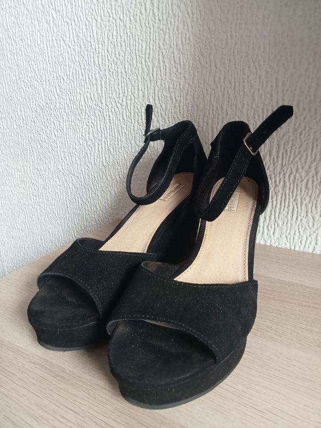 Tacones zapatos negros