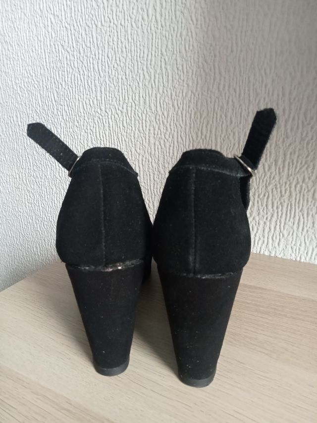 Tacones zapatos negros