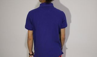 Polo blu con dettagli rosa