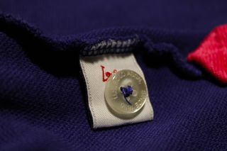 Polo blu con dettagli rosa