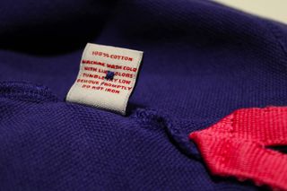 Polo blu con dettagli rosa