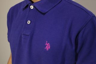 Polo blu con dettagli rosa