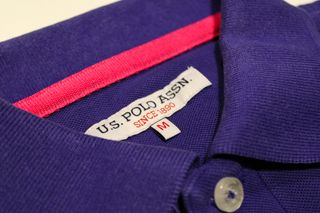 Polo blu con dettagli rosa