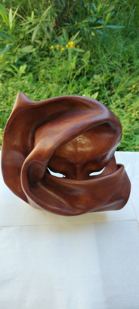 Maschera artistica di cuoio