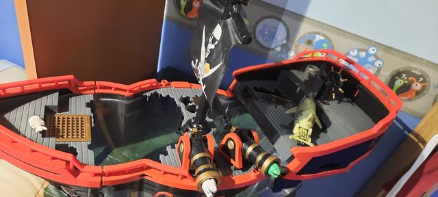 Barco pirata y pecera Lil Fishys