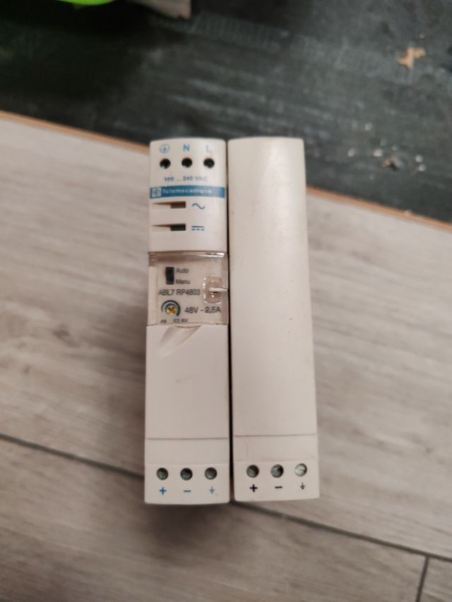 Fuente de alimentación  Schneider 1;6 A