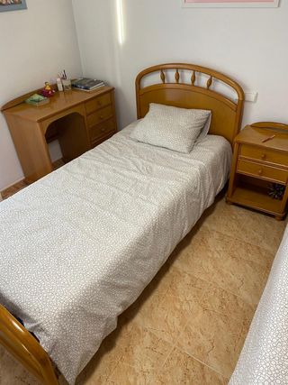 2 Camas con colchón, mesilla de noche y escritorio