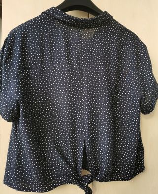 Blusa lunares azul y blanco Bershka 