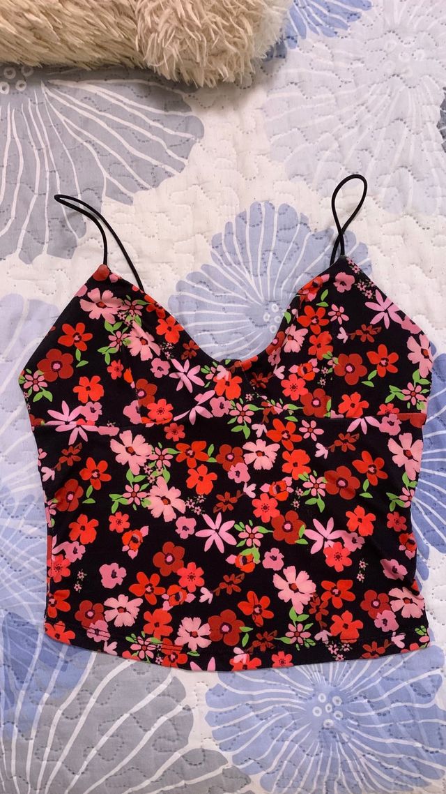 Top negro con flores bershka