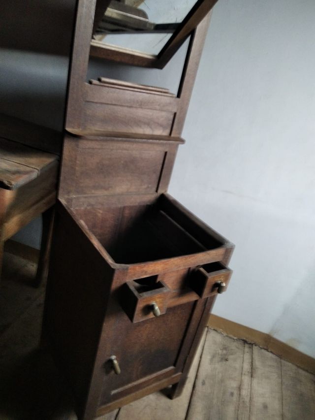 Mueble lavabo antiguo.