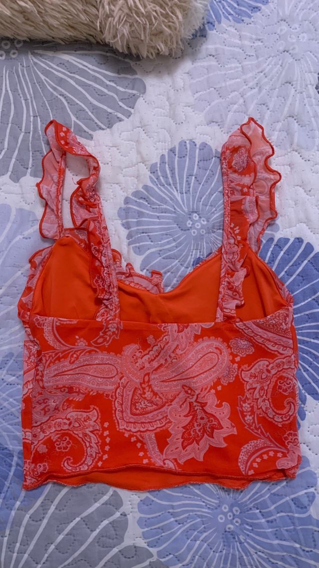 Top rojo con volantes bershka