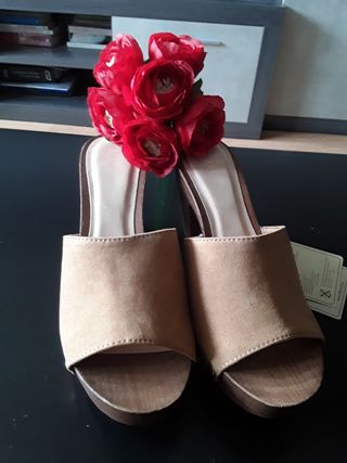 Zuecos Sfera camel con madera Talla 37