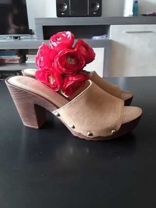 Zuecos Sfera camel con madera Talla 37