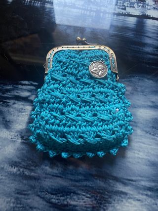 monedero de crochet con cierre metálico