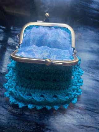 monedero de crochet con cierre metálico