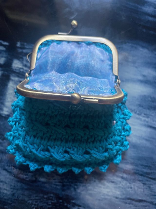 monedero de crochet con cierre metálico
