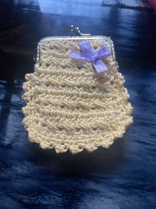 monedero de crochet con cierre metálico