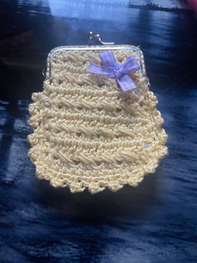 monedero de crochet con cierre metálico
