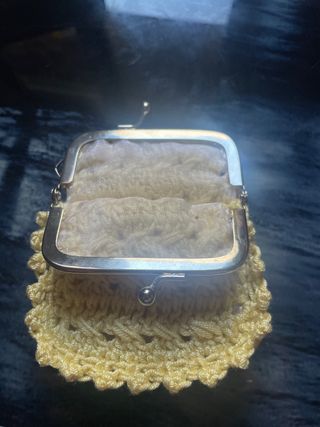 monedero de crochet con cierre metálico