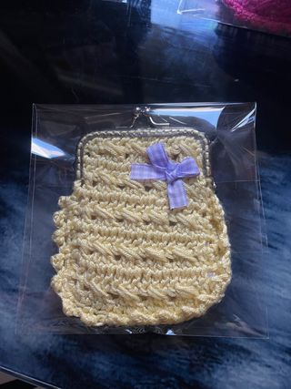 monedero de crochet con cierre metálico