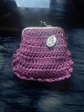 monedero de crochet con cierre metálico