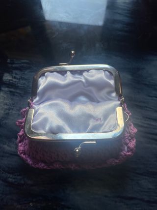 monedero de crochet con cierre metálico