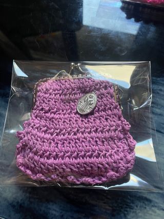 monedero de crochet con cierre metálico