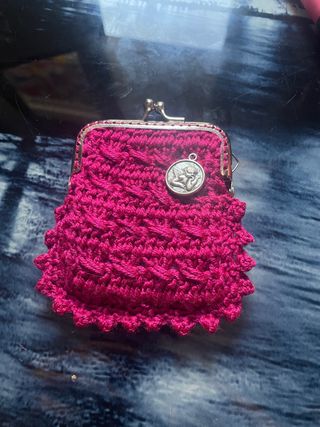monedero de crochet con cierre metálico