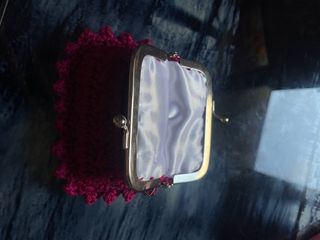 monedero de crochet con cierre metálico