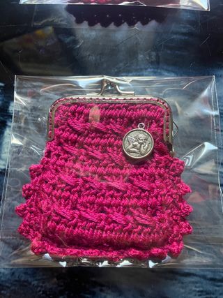 monedero de crochet con cierre metálico