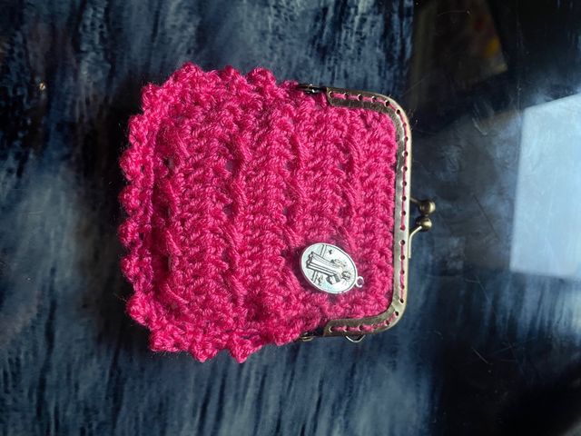 monedero de crochet con cierre metálico