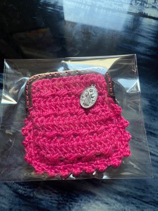 monedero de crochet con cierre metálico