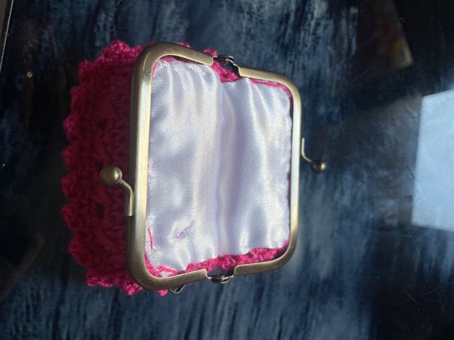 monedero de crochet con cierre metálico