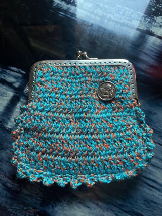 monedero de crochet con cierre metálico
