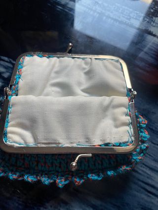 monedero de crochet con cierre metálico