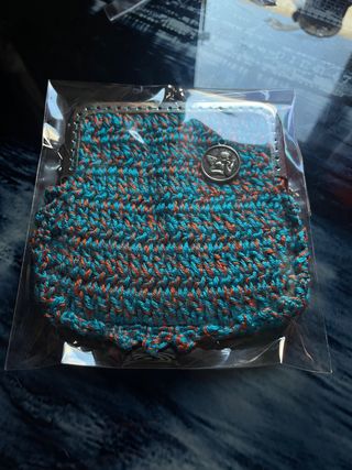monedero de crochet con cierre metálico